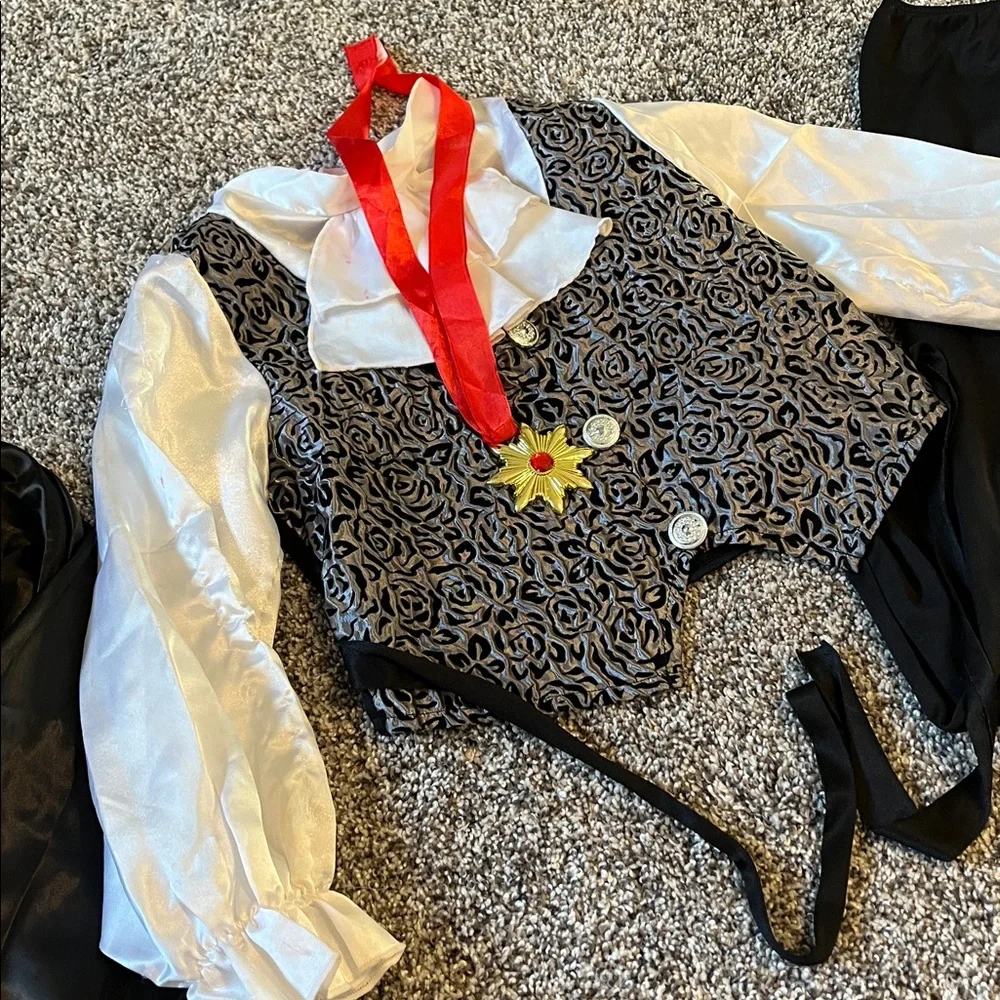 🎃Spirit Halloween Black and White Vampire Costume for Kids, Size Medium 8-10